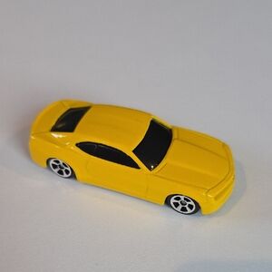 Maisto 2006 Chevrolet Camaro Yellow Car